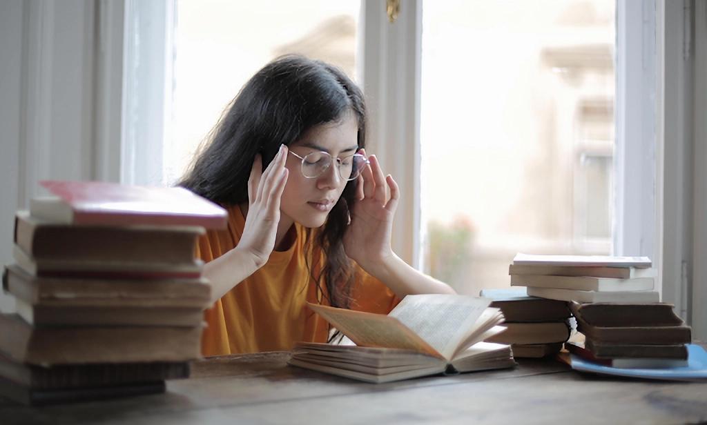 BrainTraining_girlwithbooks BrainTraining_girlswithbooks